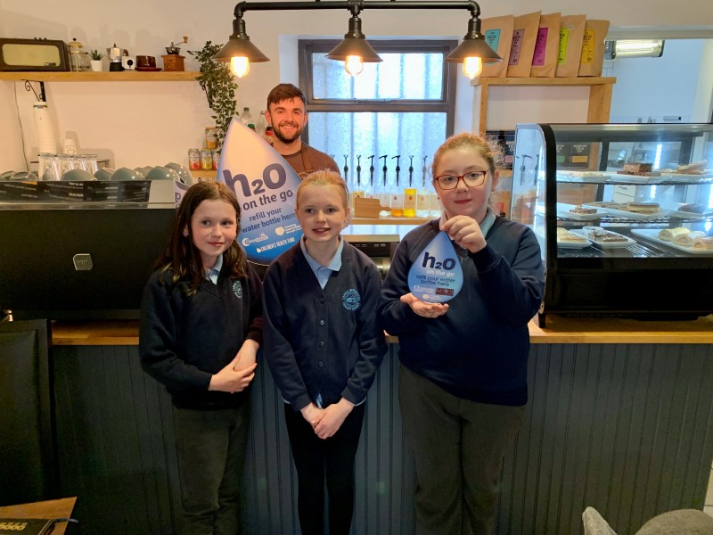 Pupils from Carhill Integrated Primary School pictured at Coffee Thyme in Garvagh which has signed up to Causeway Coast and Glens Borough Council’s H20 On The Go scheme with barista Jamie.