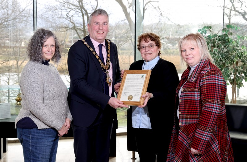 Pastor Karla Dias from Londonderry Presbyterian Church in New Hampshire presents a framed proclamation for the people of Aghadowey to the Mayor of Causeway Coast and Glens Borough Council Councillor Richard Holmes alongside Linda Jean Harvey and Alderman Michelle Knight-McQuillan.