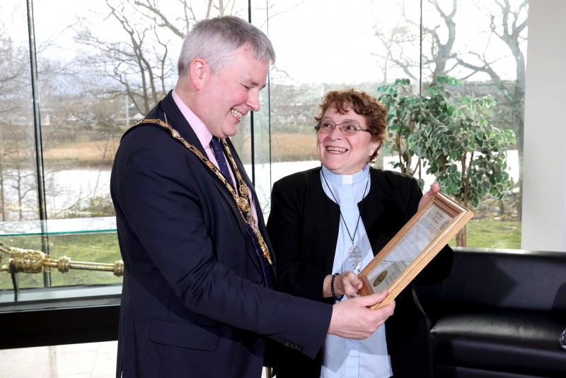Pastor Karla Dias from Londonderry Presbyterian Church in New Hampshire pictured with the Mayor of Causeway Coast and Glens Borough Council Councillor Richard Holmes during her recent visit to Cloonavin.
