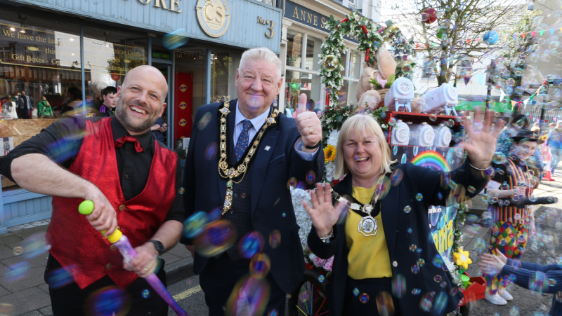 Mayor of Causeway Coast and Glens Councillor Steven Callaghan and Deputy Mayor Councillor Margaret-Anne McKillop join in the fun alongside one of the entertainers at Ballymoney Spring Fair this April. The group of 3 are pictured in Ballymoney town centre.
