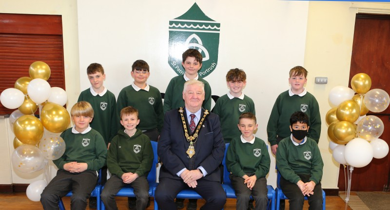 The Mayor, Councillor Steven Callaghan, joins the children of St. Patricks Primary School Portrush pictured with the boy’s Olympic handball team who played in the All-Ireland Olympic handball Finals last month.