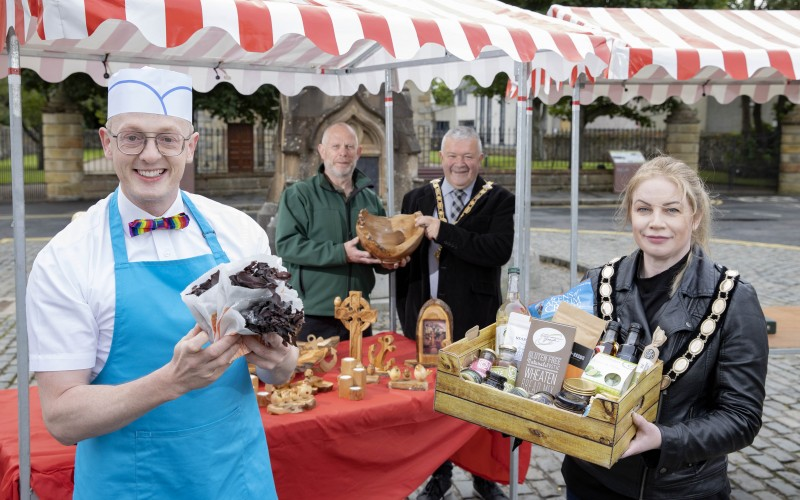Keith Douthart with dulse, one of the Ould Lammas Fair’s traditional delicacies, pictured with Shauna McFall (Vice-Chair of Ballycastle Chamber of Commerce), Naturally North Coast and Glens Artisan Market trader Gerard Gray from Taisie Turning and the Mayor of Causeway Coast and Glens Borough Council Councillor Ivor Wallace as they prepare for the launch of this year’s Ould Lammas Fair which takes place in Ballycastle from Saturday 27th August – Tuesday 30th August.