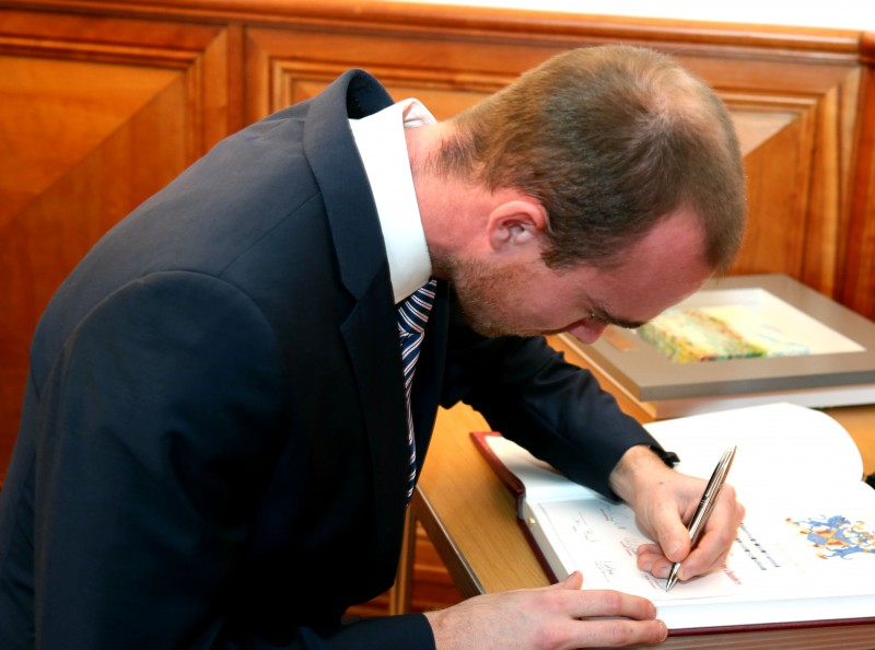 Peter Chambers signs the Freedom Register.