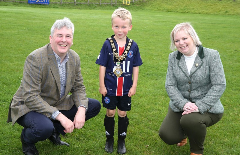 Young Theodore Moffett, pictured with The Mayor of Causeway Coast and Glens Borough Council, Councillor Richard Holmes, and Chairperson of Council’s NI 100 Working Group, Councillor Michelle Knight-McQuillan, gets a chance to wear the Mayor’s chains of office.