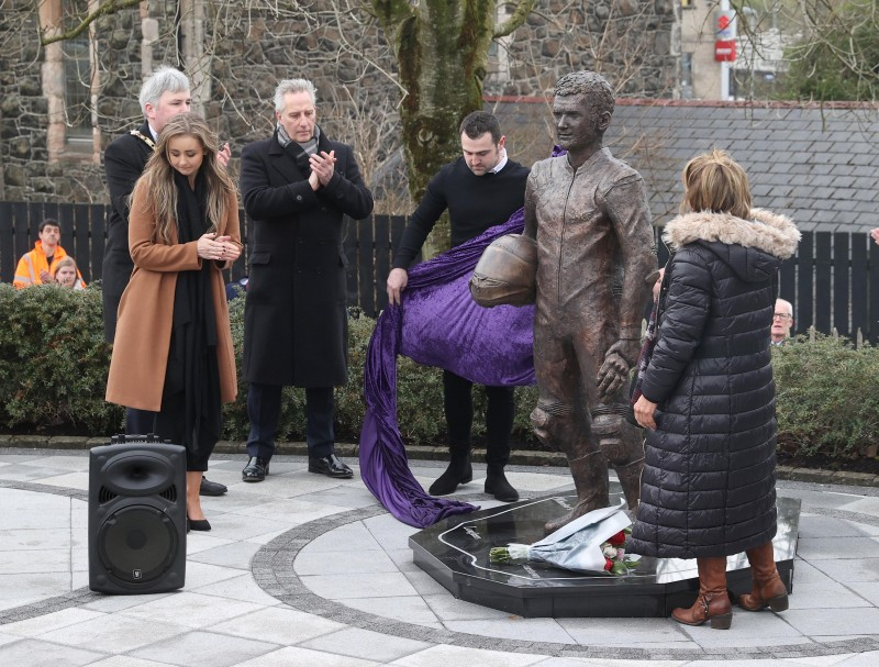 The new statue of William Dunlop is unveiled for the first time.