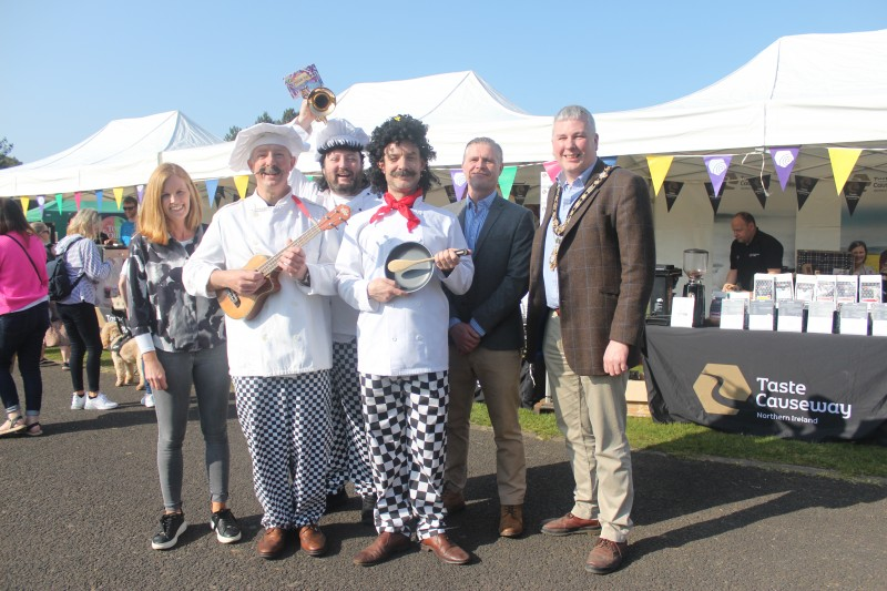 The Mayor of Causeway Coast and Glens Borough Council, Councillor Richard Holmes, pictured at the Great Outdoors Festival held at Benone with Council’s Destination Manager Kerrie McGonigle, Kieran Doherty from Tourism NI and The Singing Chefs.