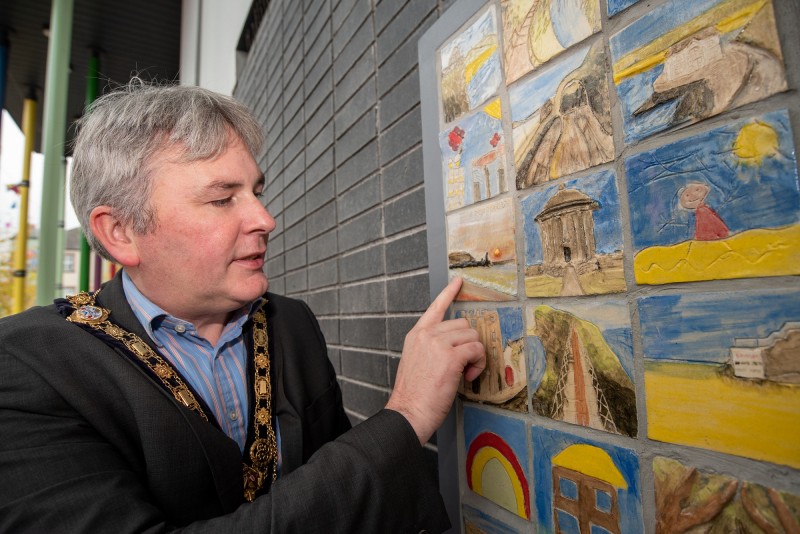 The Mayor of Causeway Coast and Glens Borough Council, Councillor Richard Holmes views the tile inspired by a stunning sunset at Portstewart he created as part of the ‘Our Story in the Making’ community artwork at Roe Valley Arts and Cultural Centre.