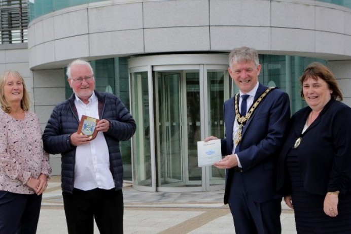 Mayor welcomes Douglas McClarty to Cloonavin to recognise his new book